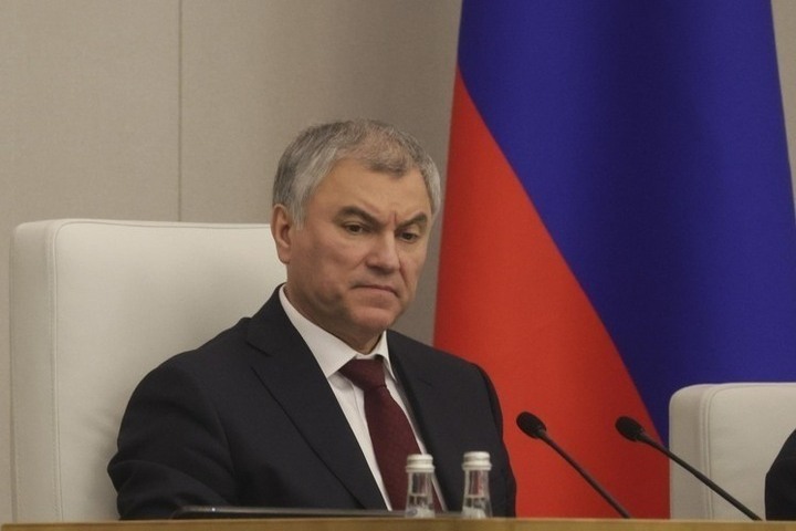 Володин призвал навести порядок с вывесками на русском языке