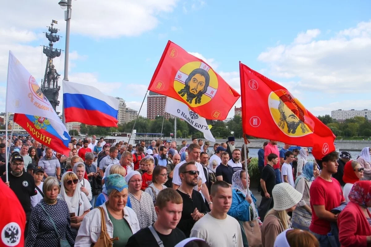 Москва идет. Протоиерей Скурат рассказал о традициях крестных ходов