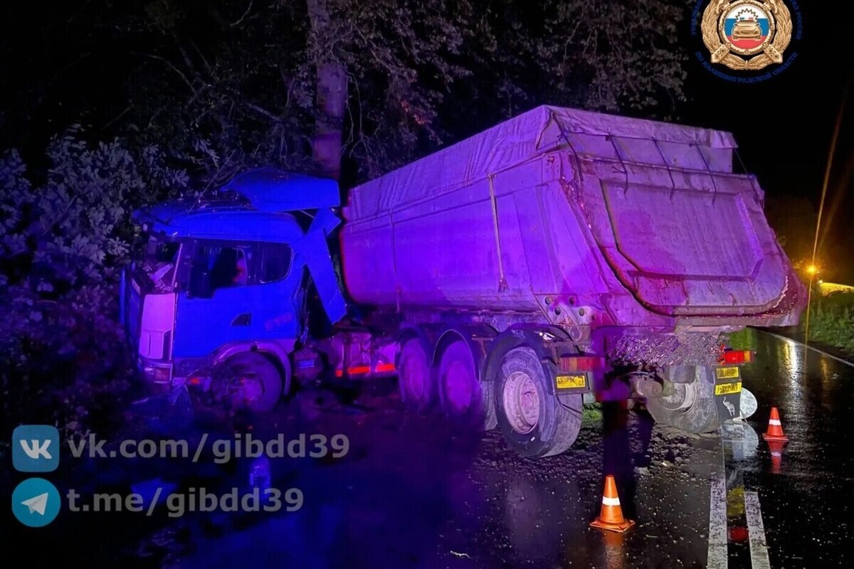 Под Правдинском грузовик на скорости влетел в дерево