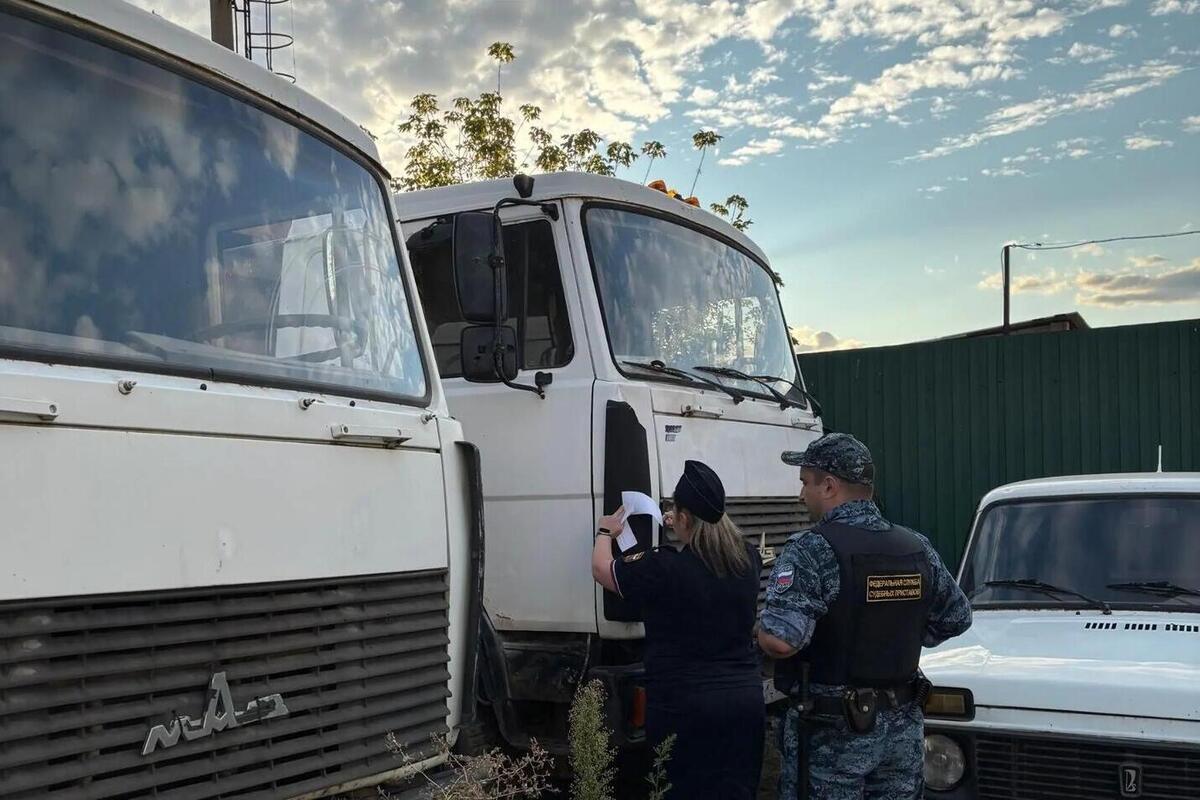 В Волгограде за долги арестовали автопарк из 9 самосвалов