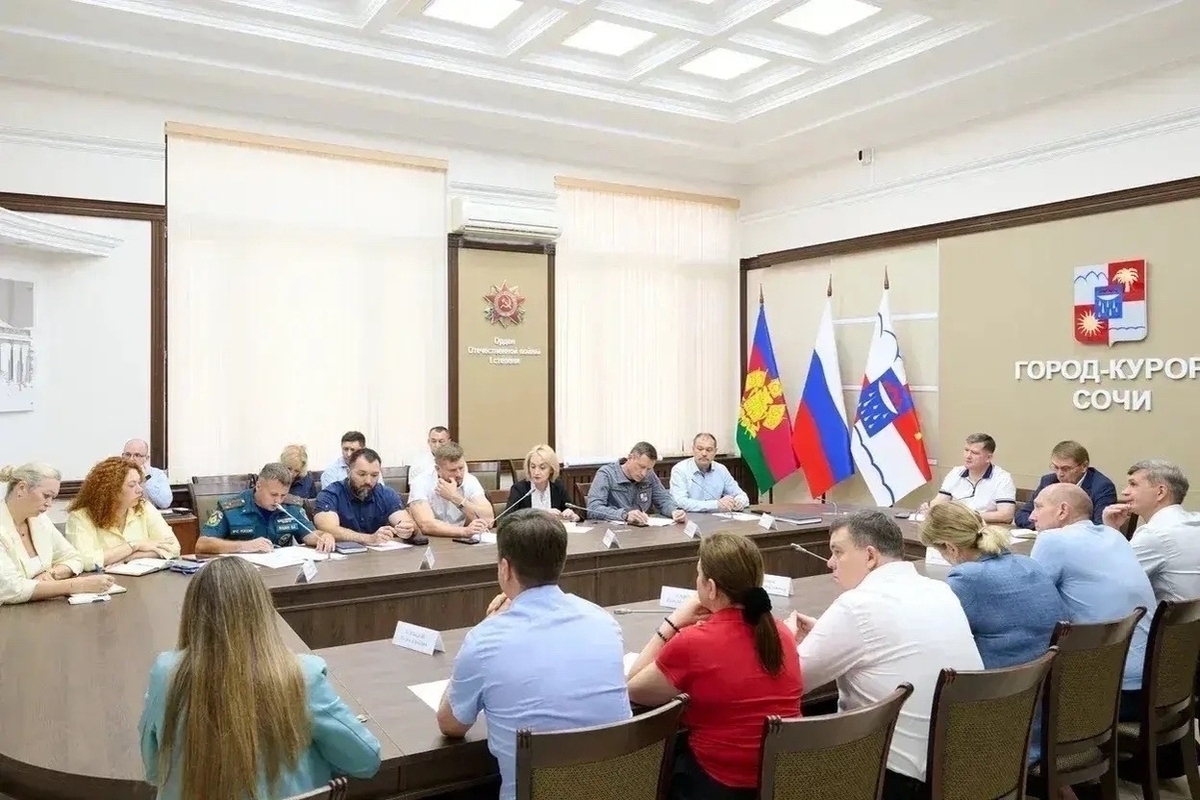 В Сочи после атаки БПЛА продолжают работу оперативные службы
