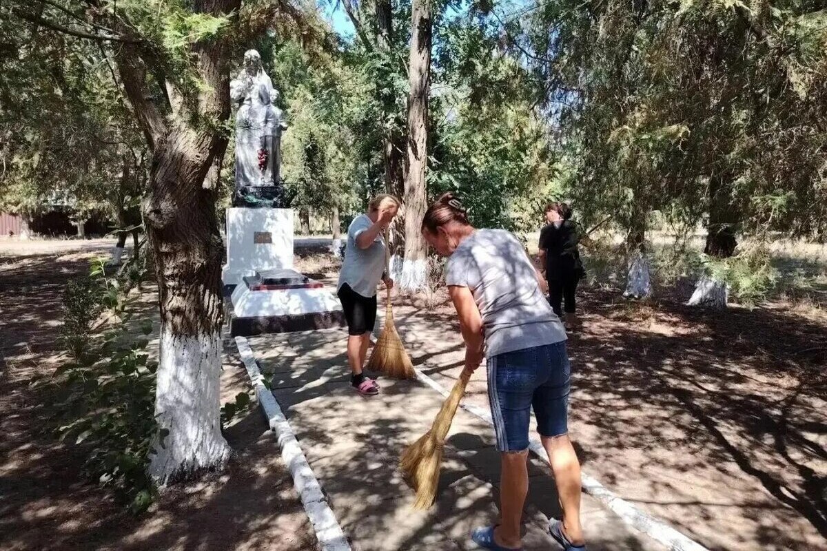 В Каланчакском округе волонтёры привели в порядок мемориалы в честь героев войны