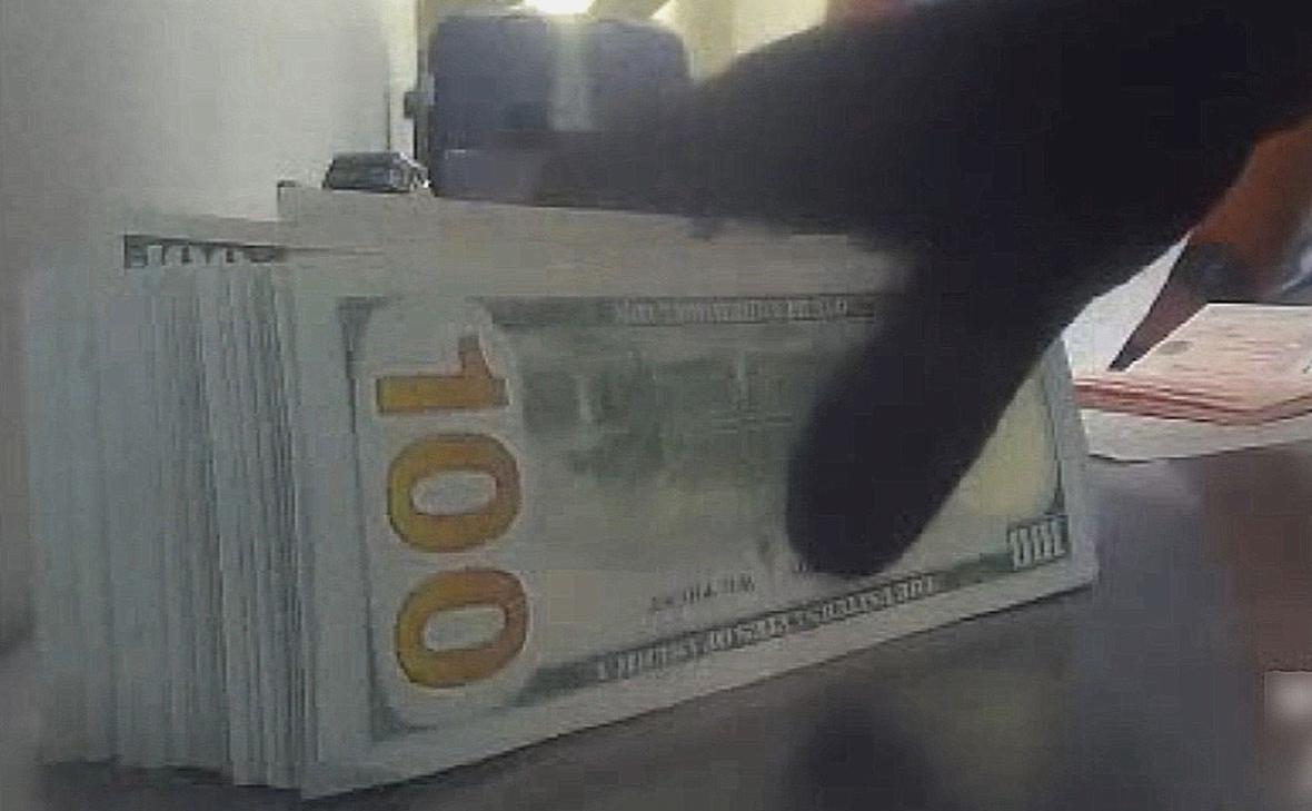 В Пулково у пассажира с Кипра нашли почти $33 тыс. наличными