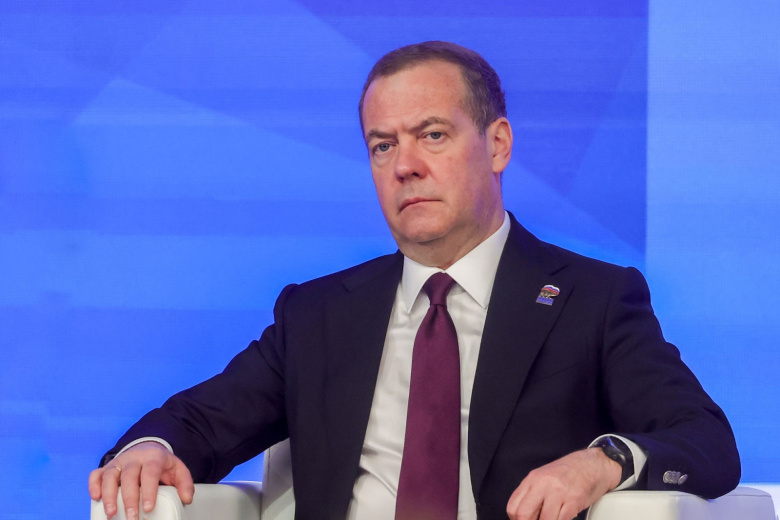 Медведев пояснил, зачем проводить патриотическую работу для «придурков»