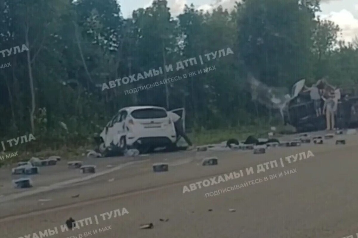 Фургон с проводами перевернулся и загорелся в ДТП на трассе М-2 под Тулой