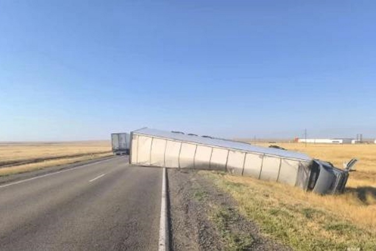 На дороге в Калмыкии столкнулись грузовик и легковое авто