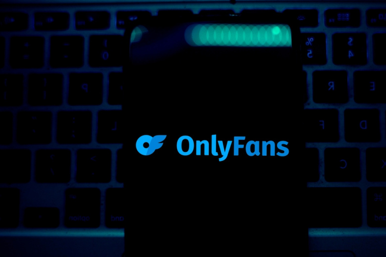 Дочь порномодели выгнали из школы из-за контента матери на OnlyFans