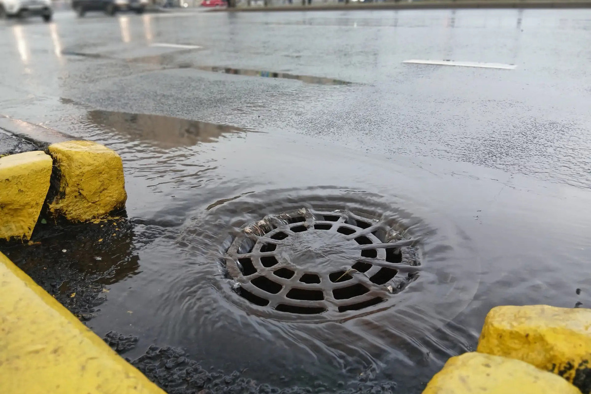 В Петербурге из-за ливня на улицах образуются огромные лужи