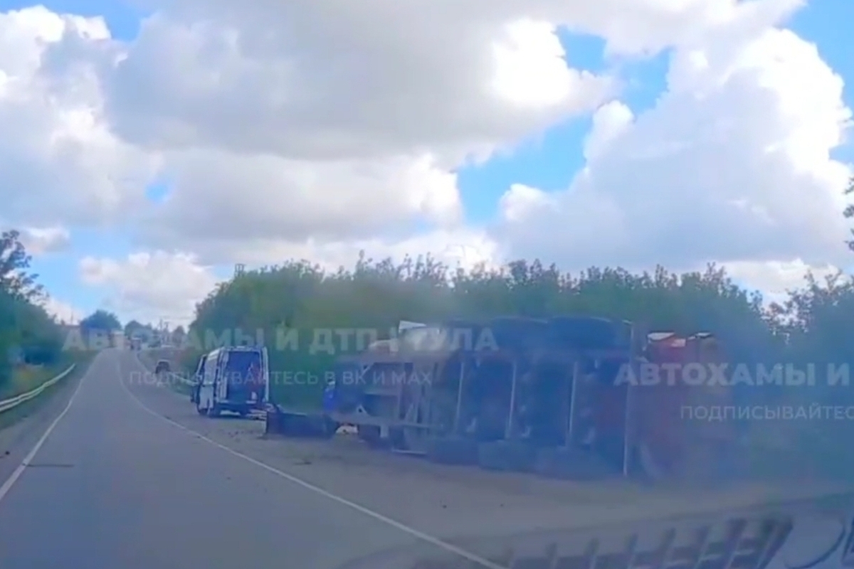 Появились кадры последствий аварии под Тулой, где «Тонар» улетел в кювет