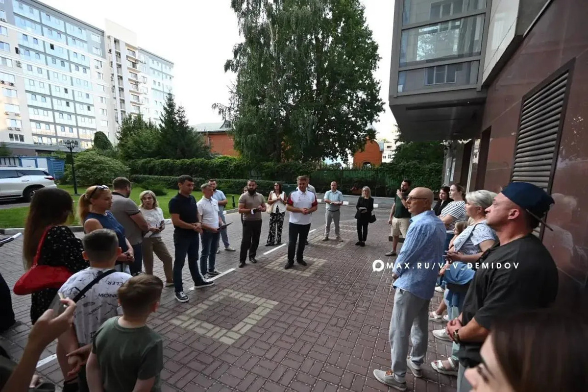 Мэр Белгорода Демидов обсудил с жителями ремонт поврежденного дома
