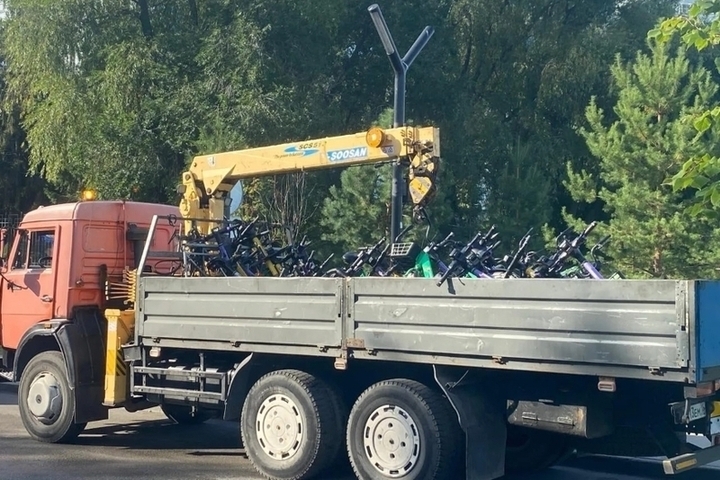 В Казани изъяли более 60 электросамокатов и велосипедов за неправильную парковку