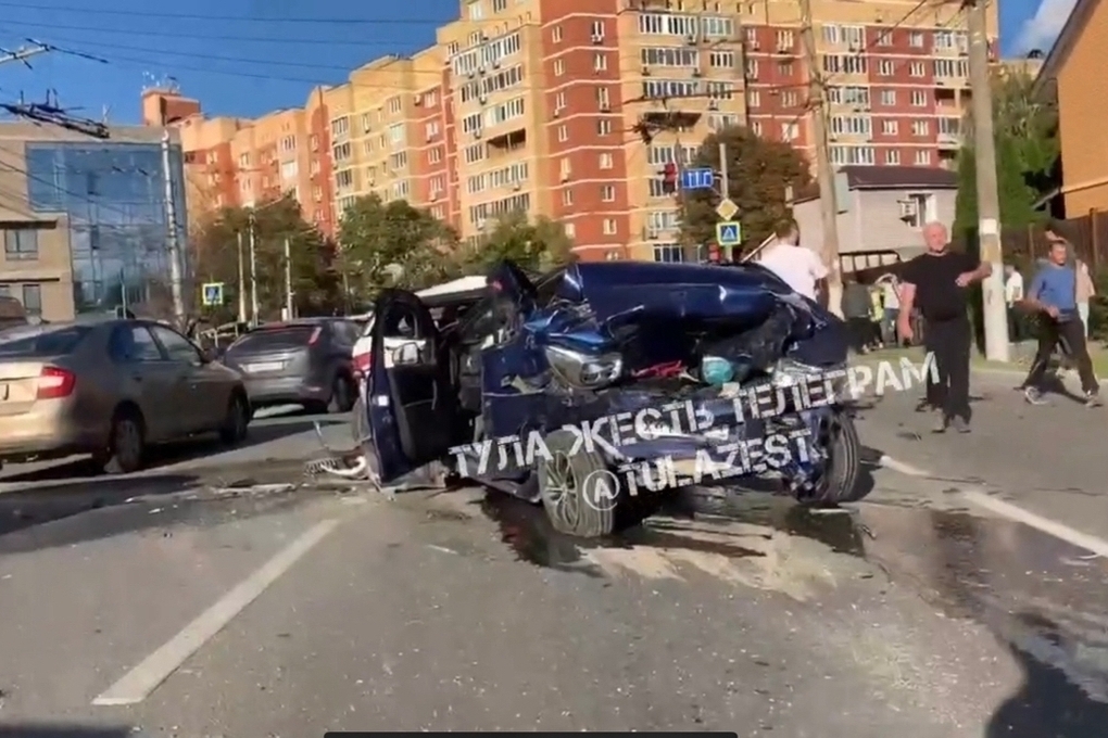 Обнародованы кадры массового ДТП с участием 10 автомобилей в Туле
