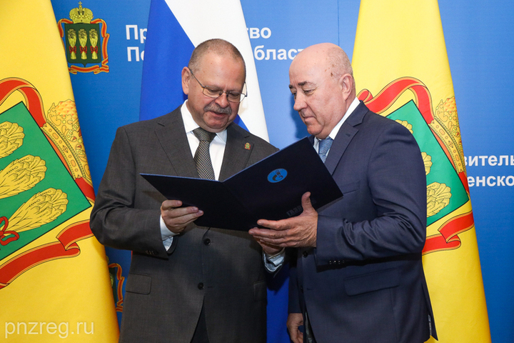 Олег Мельниченко наградил сотрудников газовой отрасли