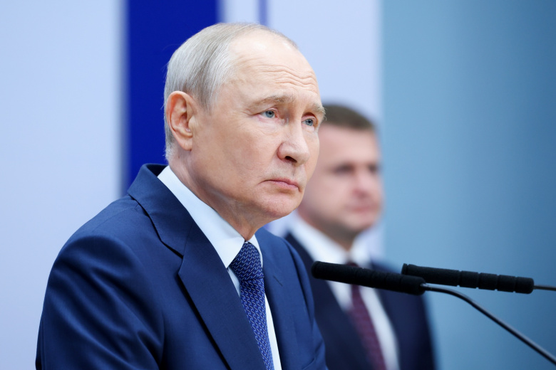 Путин рассмотрел присвоение 12 городам России звания трудовой доблести