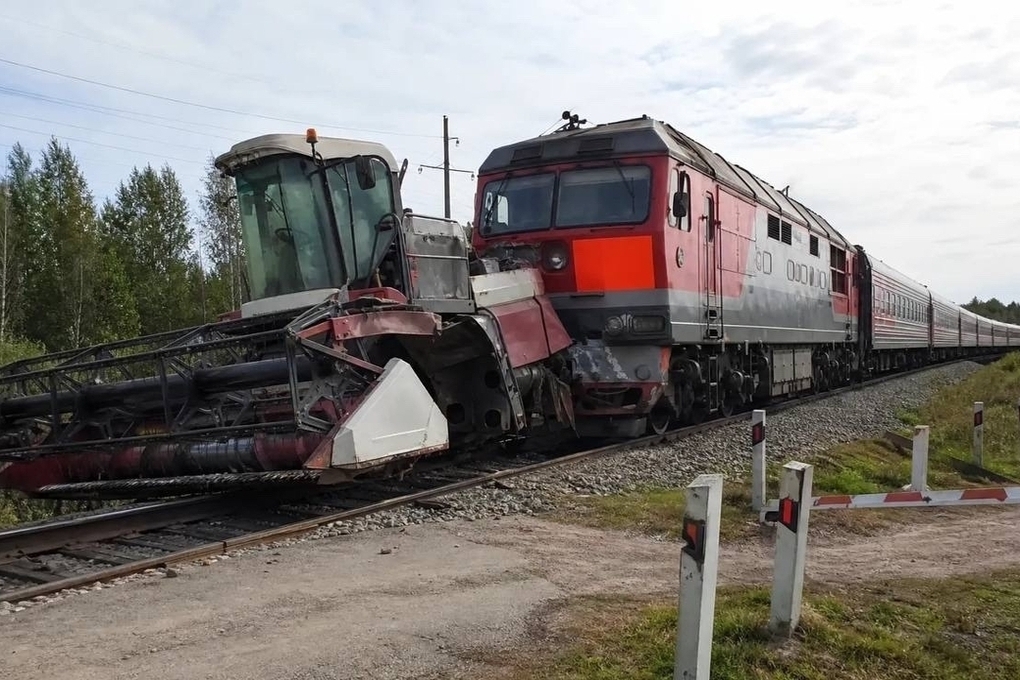 Пассажирский поезд столкнулся с комбайном в Нижегородской области