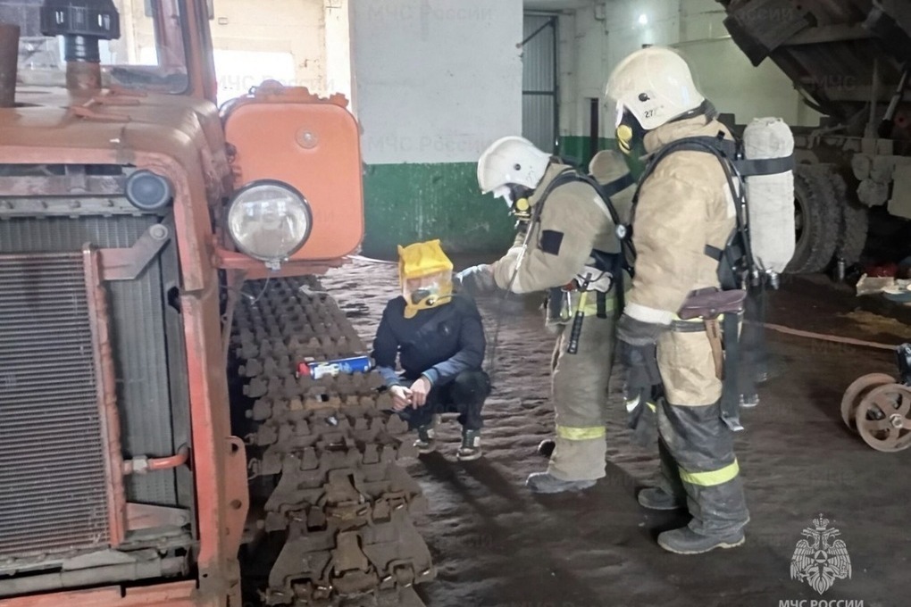 Орловские пожарные провели учения в гаражном боксе сельхозпредприятия