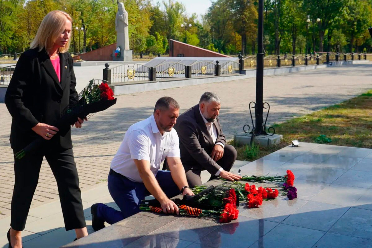 Депутат ЛНР Иван Санаев и Максим Масленников возложили цветы и обсудили борьбу со свалками