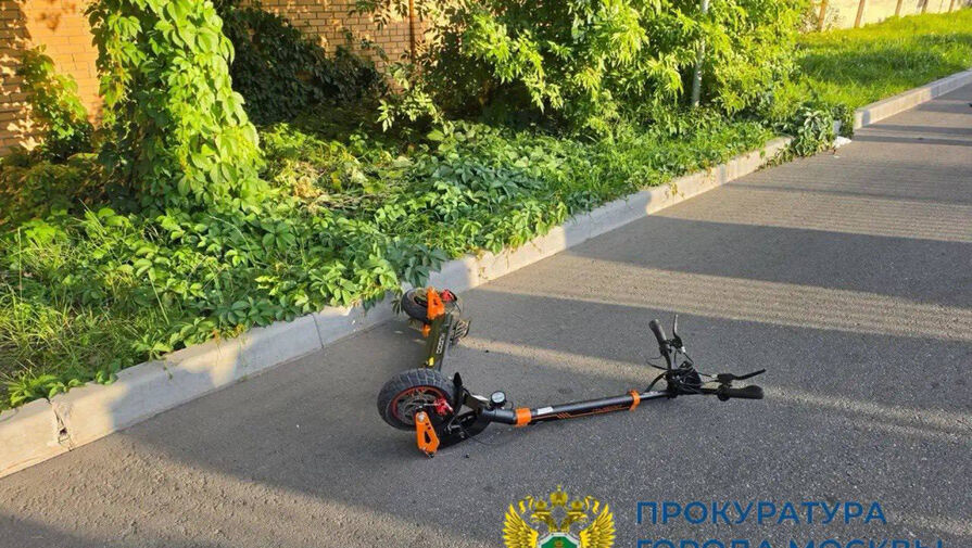 Двое детей на электросамокате столкнулись с "Мерседесом" в Москве, один из них не выжил