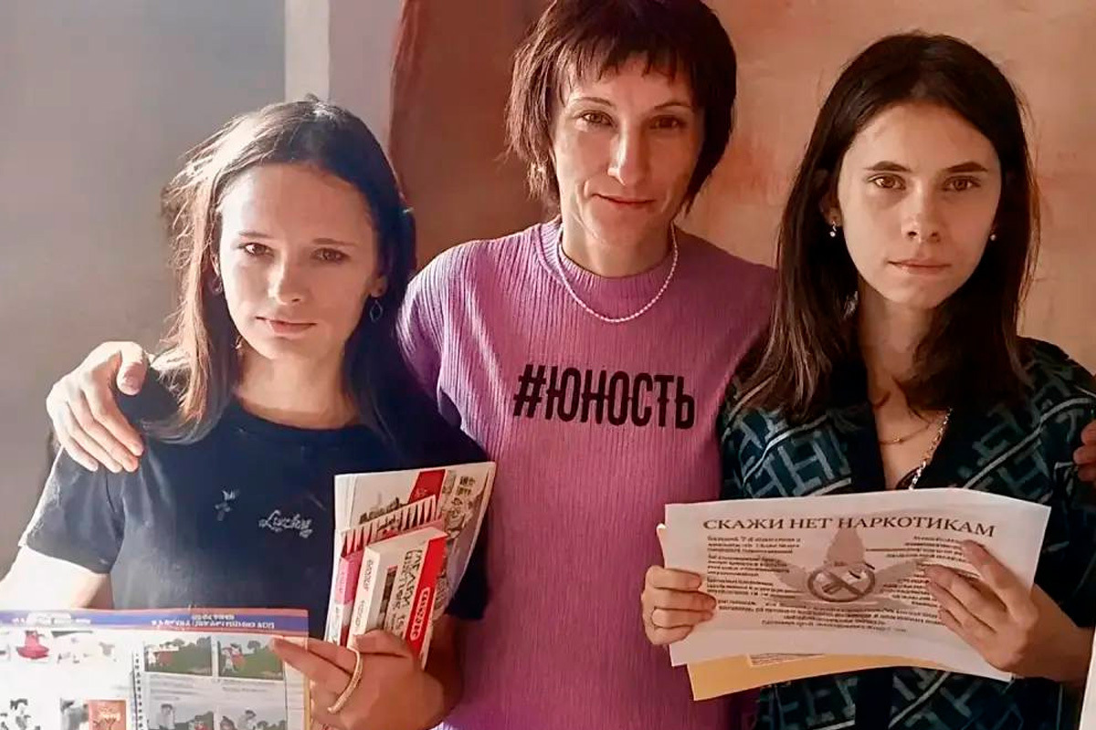 Донецкие семьи в трудной ситуации получили школьные наборы и ценные советы