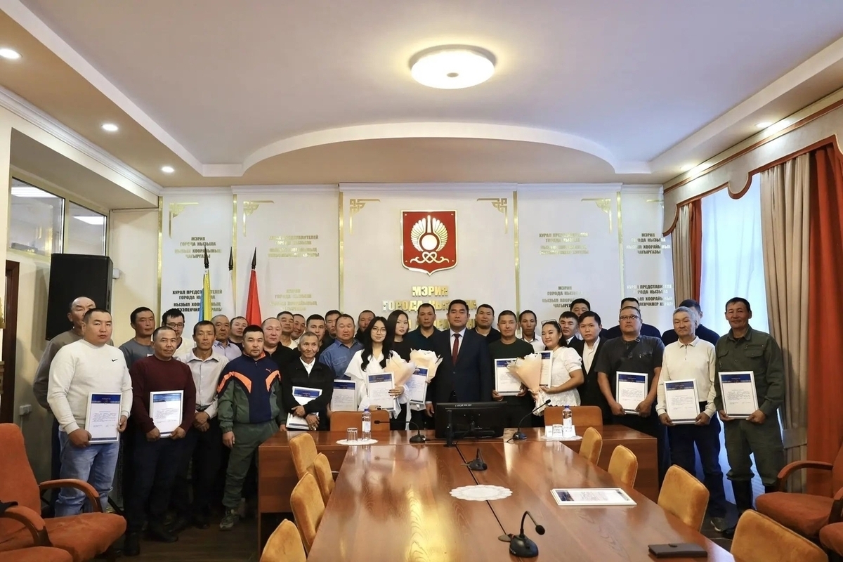 В Кызыле наградили работников коммунальных и дорожных служб за подготовку города к Международному буддийскому форуму