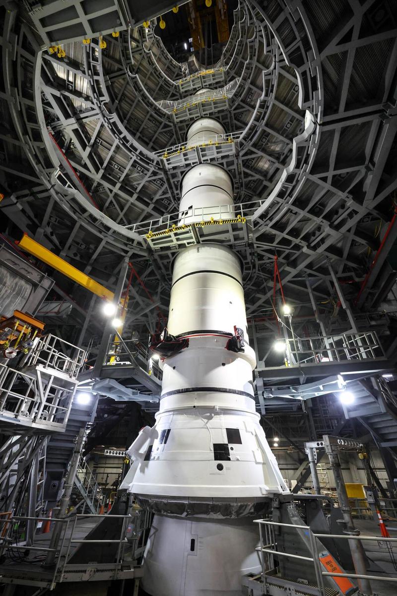 NASA показала, как собирают ракету для возвращения на Луну