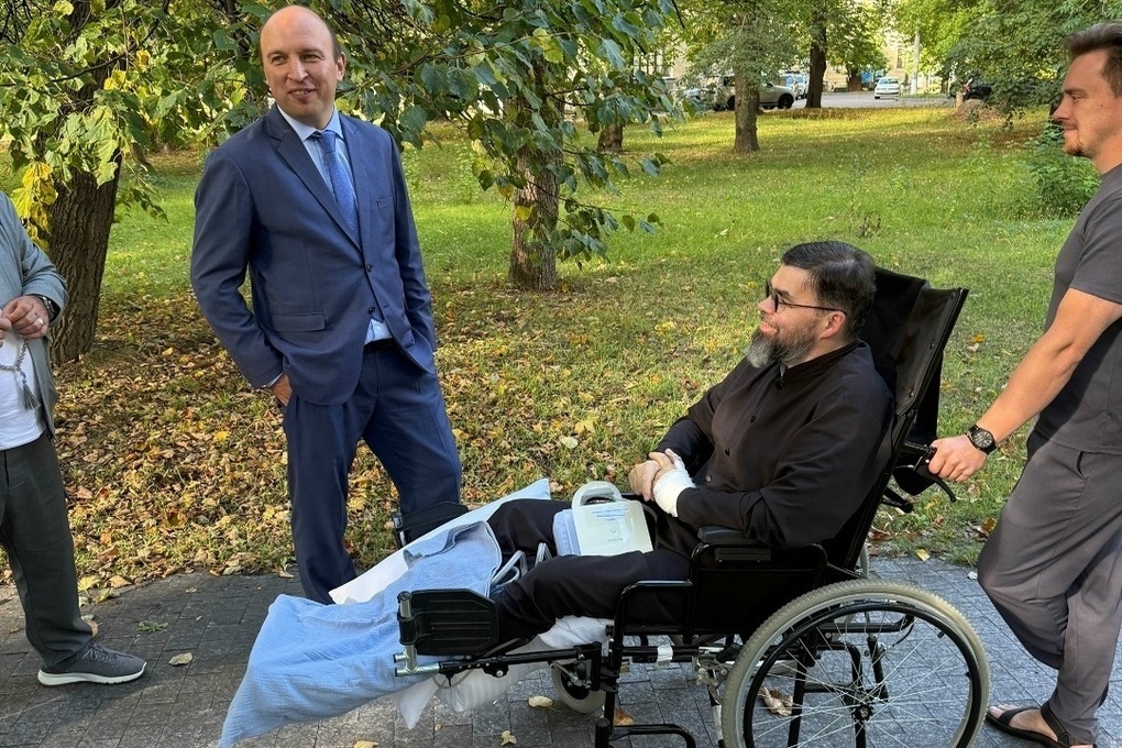 Тульский министр Ярцев навестил митрополита Митрофана, которого ранило дроном