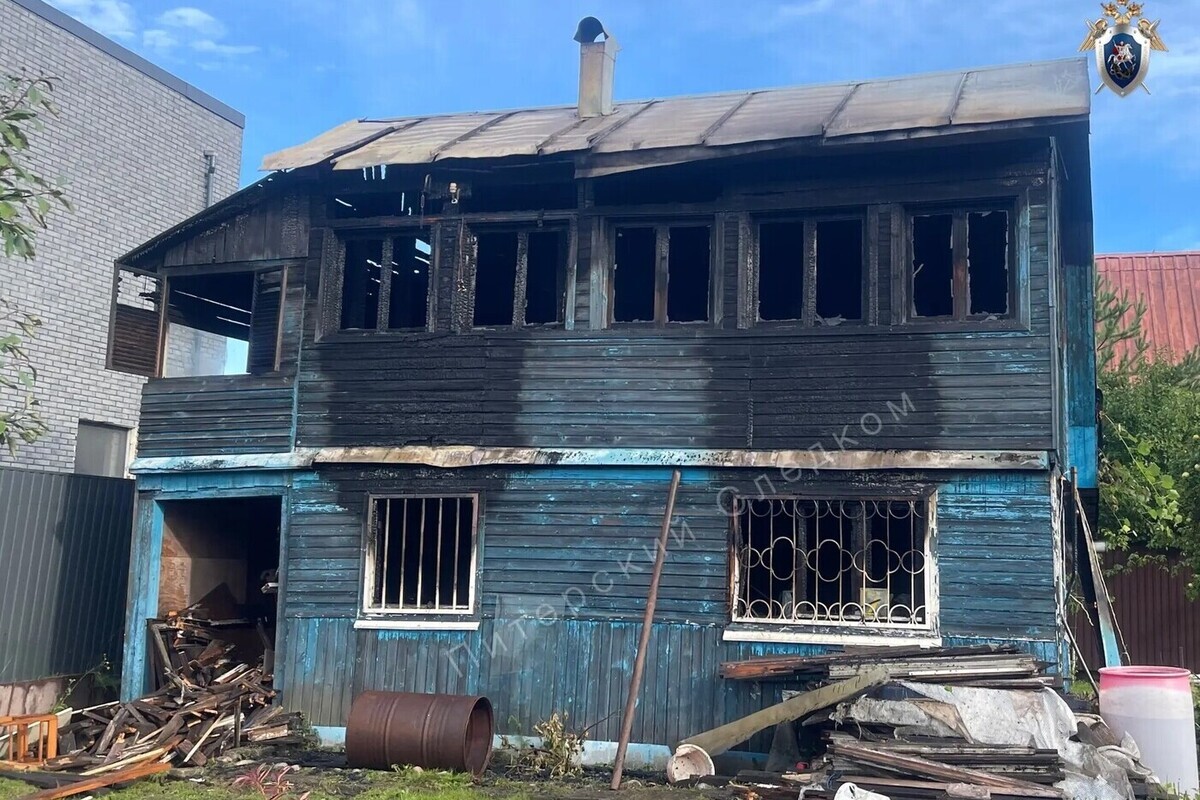 СК возбудил дело после смерти женщины и молодого человека при пожаре в Колпино