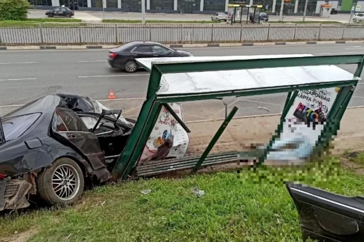 Въехавший в остановку в Ярославле водитель Mercedes уходил от погони