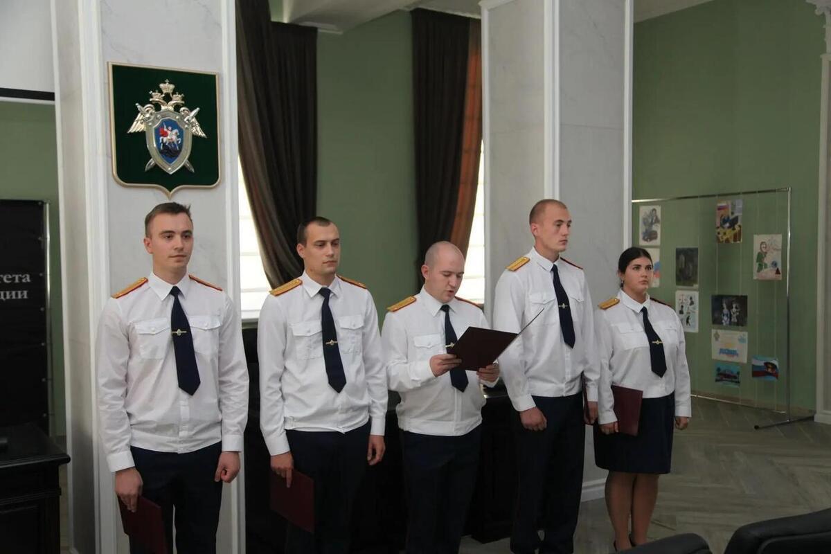 В Волгограде выпускники академии СК России получили служебные удостоверения