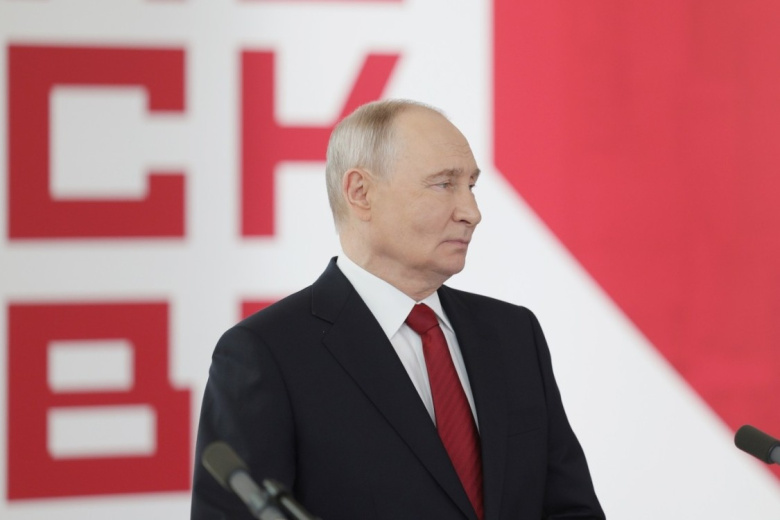 Путин поздравил первую в истории 500-балльницу ЕГЭ