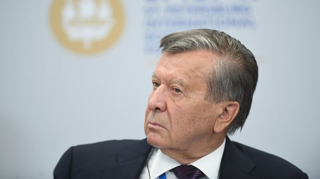 Путин присвоил звание Героя Труда председателю совета директоров "Газпрома"