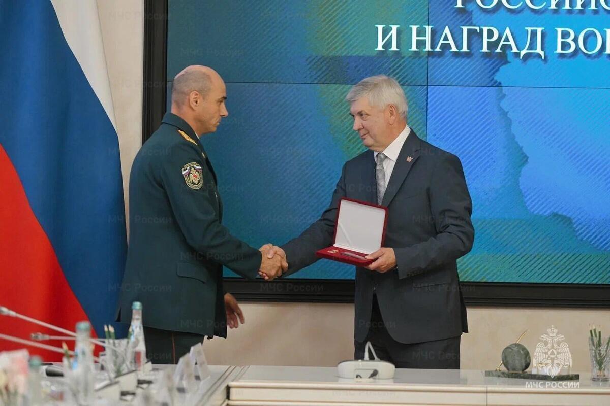 Губернатор Воронежской области наградил сотрудников МЧС за мужество