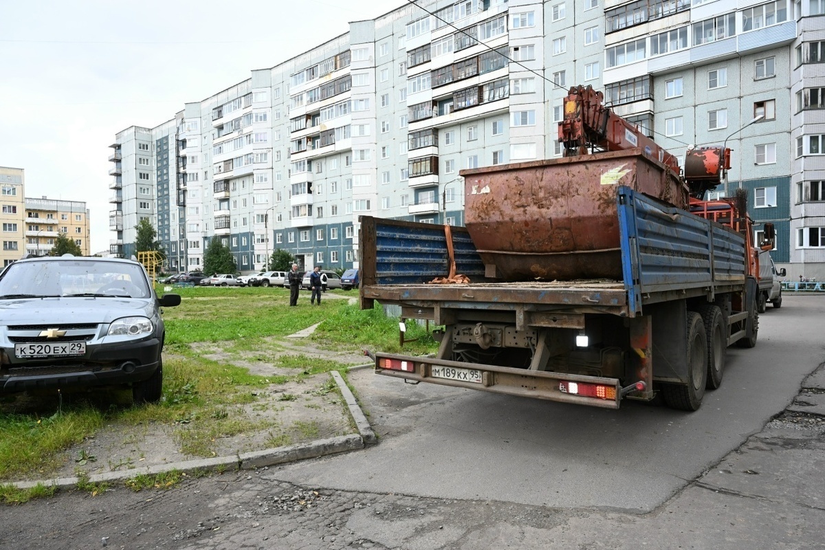 В Северодвинске демонтировали старую контейнерную площадку во дворе дома № 2 по улице Чеснокова