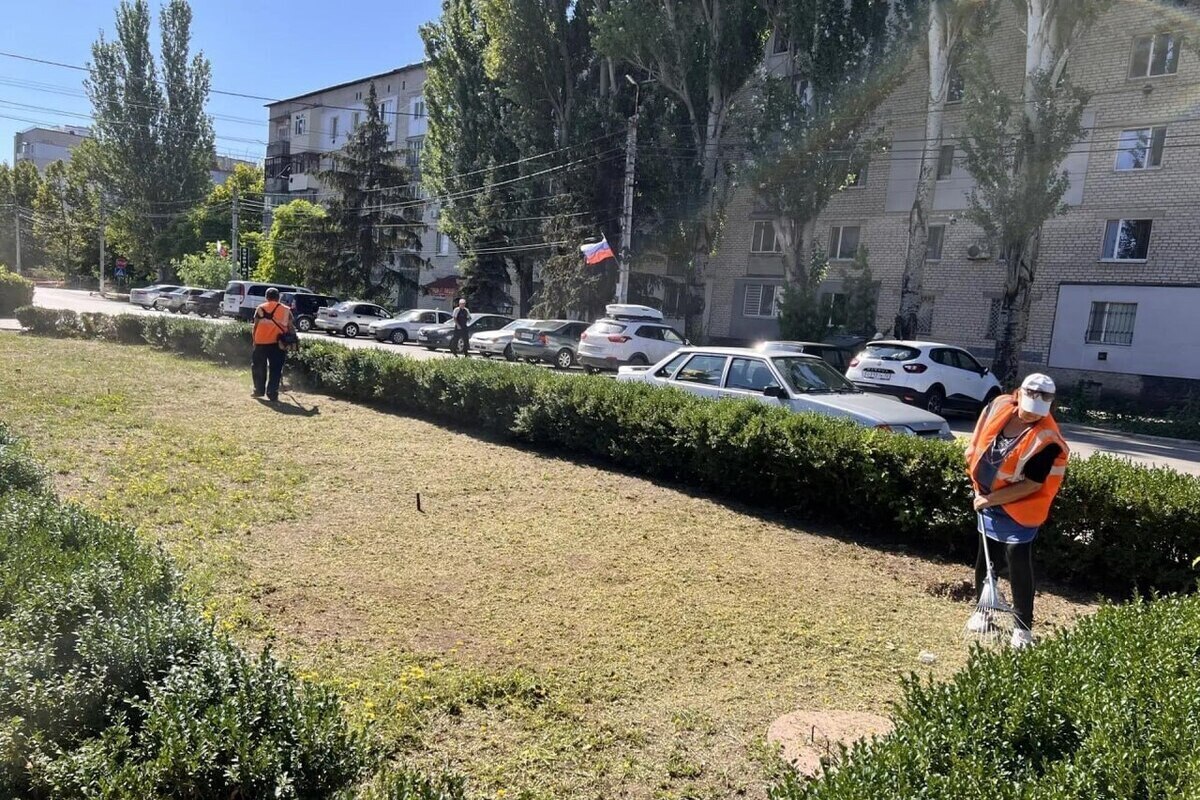 В Скадовске обновили государственные флаги на территории администрации