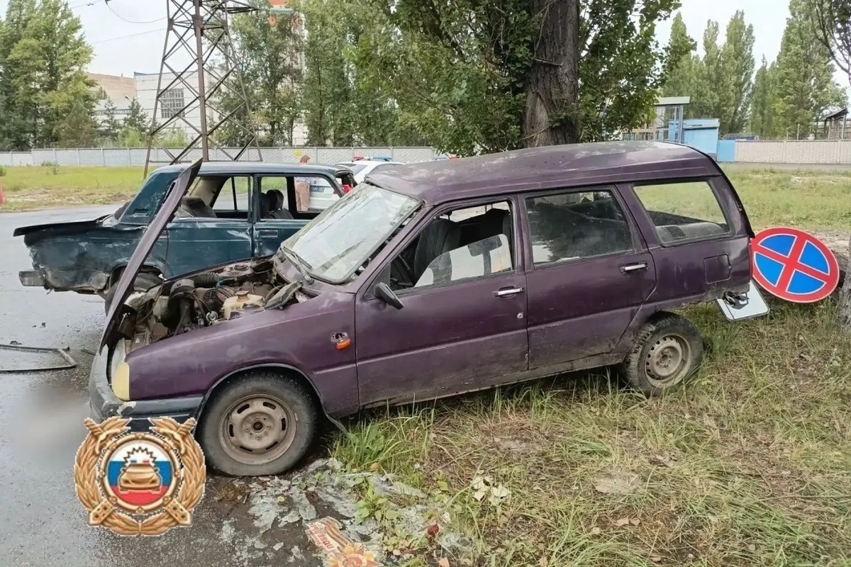 Трое подростков и водитель пострадали при столкновении легковушек в Липецке