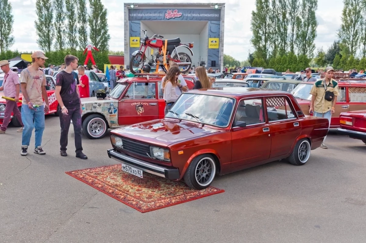 Праздник народных автомобилей. В Подмосковье пройдет юбилейный «ЖиФест»