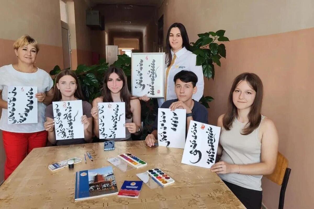 Педагоги Калмыкии провели для школы-побратима мастер-класс по тодо бичиг