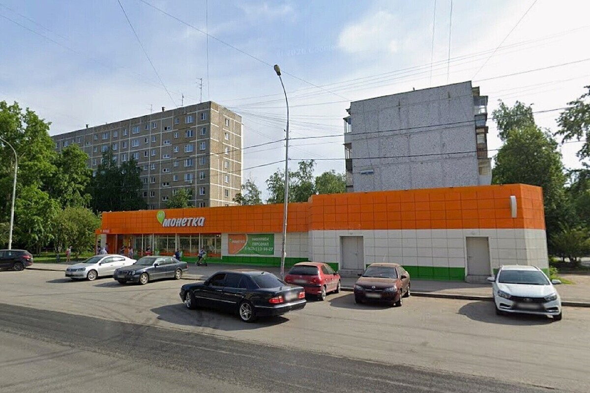 Мужчина помочился на входе в сетевой магазин в Екатеринбурге