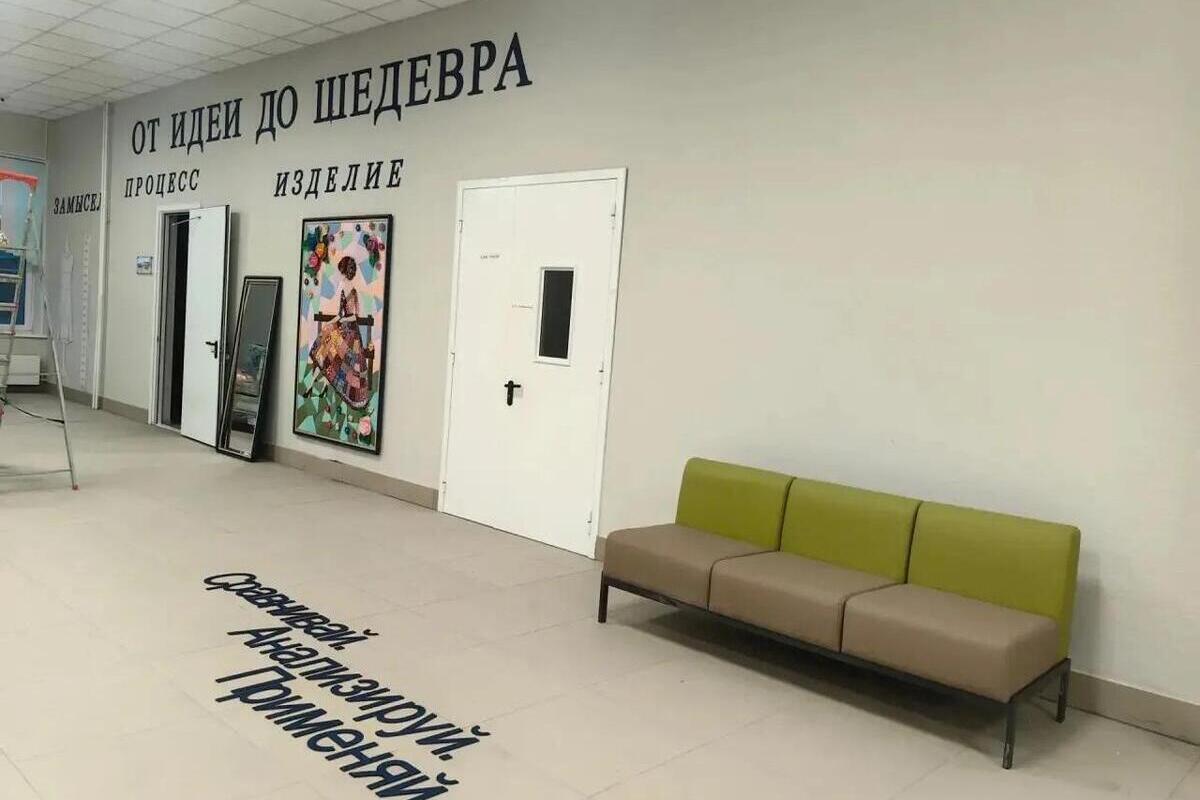 Уникальное лоскутное панно повесили в новой школе Белого Яра на 1000 мест