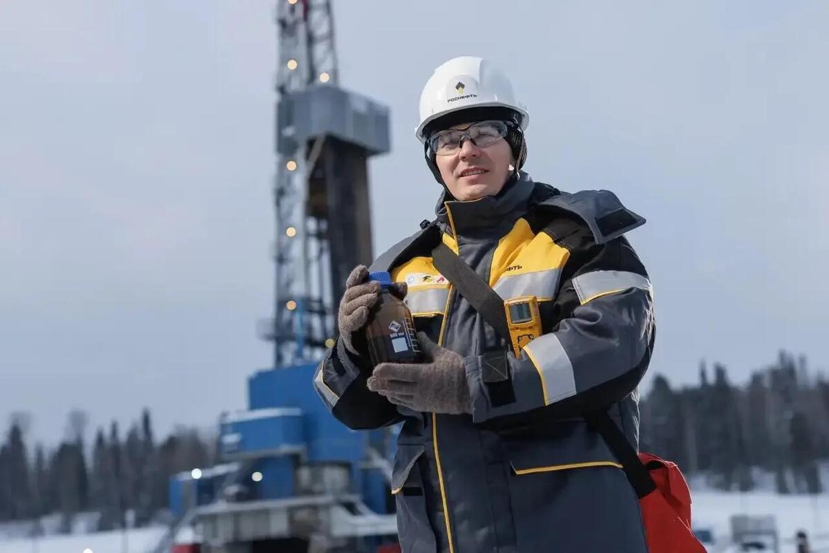 Губернатор Тюменской области поздравил работников нефтяной и газовой промышленности с профессиональным праздником
