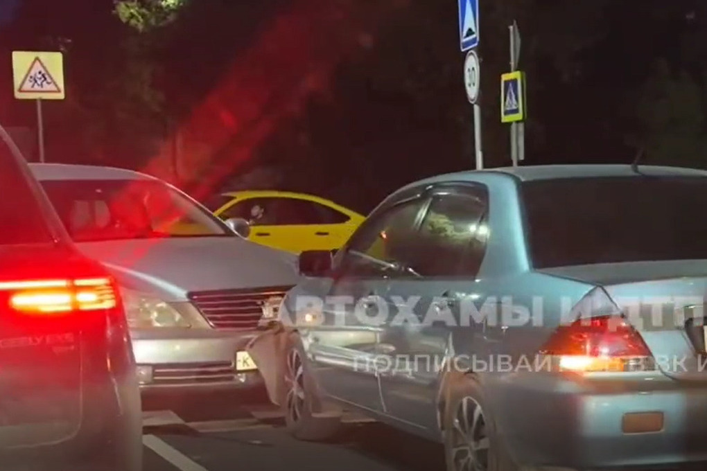Два японских седана столкнулись на встречке в тульском Заречье