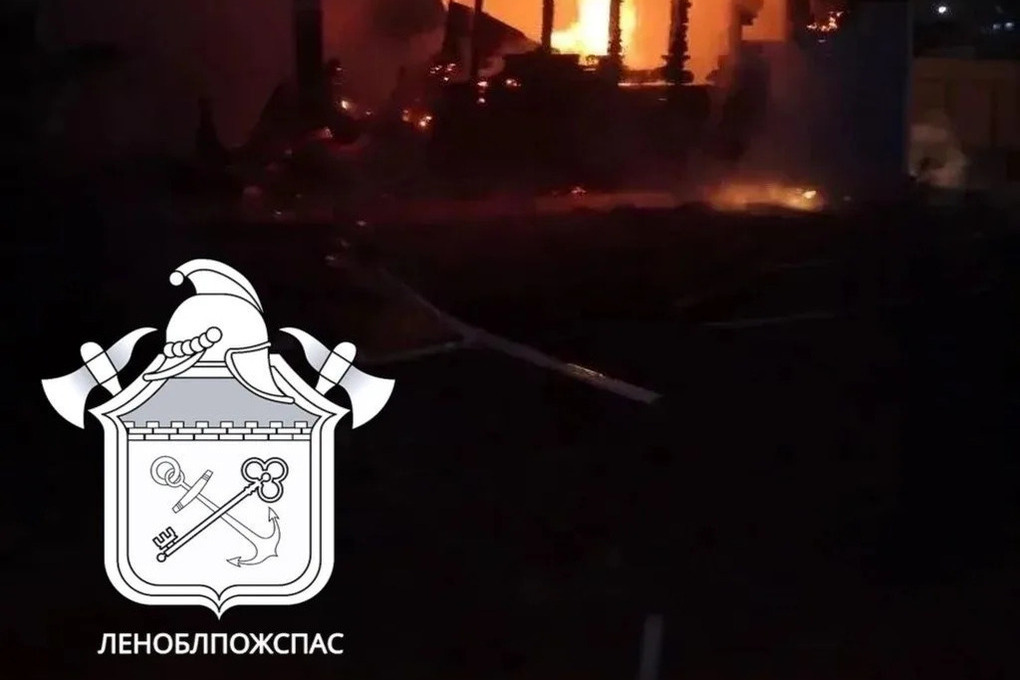 Пожарные Ленобласти потушили бани, прицеп с сеном, дом, мансарду и хозпостройку