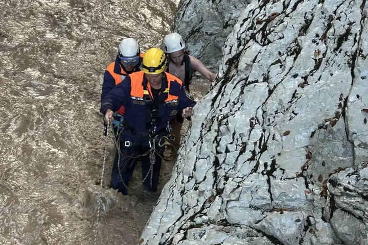 В Сочи спасатели вывели двух мужчин из каньона Чёртовы ворота