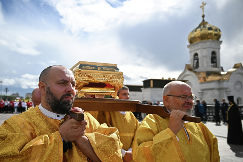 Верующие выстроились в очередь перед Общемосковским крестным ходом