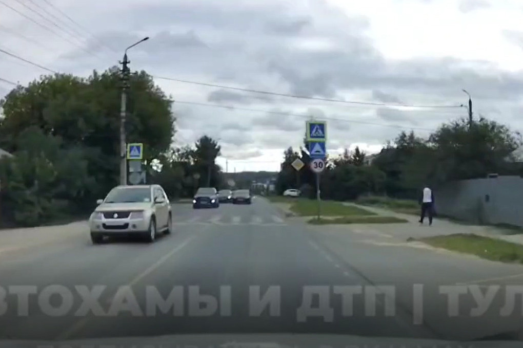 Туляк обругал водителя "Форда" за выезд на встречку перед "зеброй"
