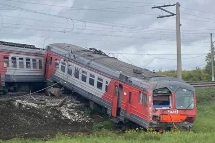 Сход электропоезда на БМО: грузовик протаранил состав