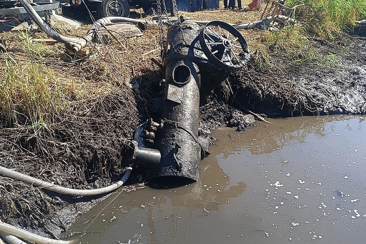 В Орловской области подняли со дна реки локомобиль