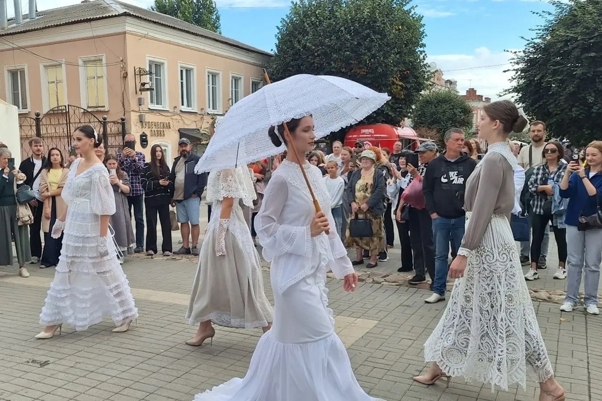 Кружевные бренды и дизайнеры ЕГУ им. Бунина показали совместную коллекцию
