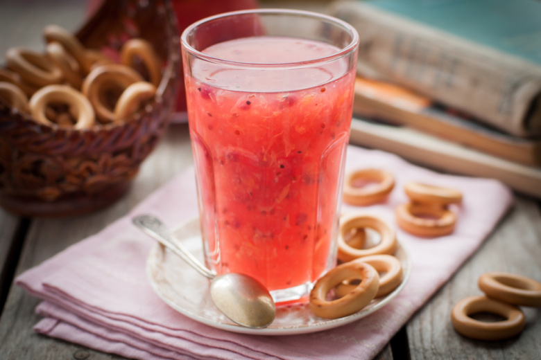 Закатываю компот из терна по бабушкиному рецепту: глубокий цвет, а вкус набирается постепенно