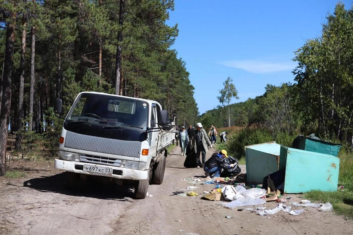 Волонтёры убрали 4 километра берега Байкала в Бурятии — после медведей и людей